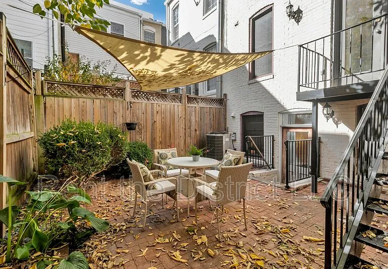 303 C St SE #A — Photo 17