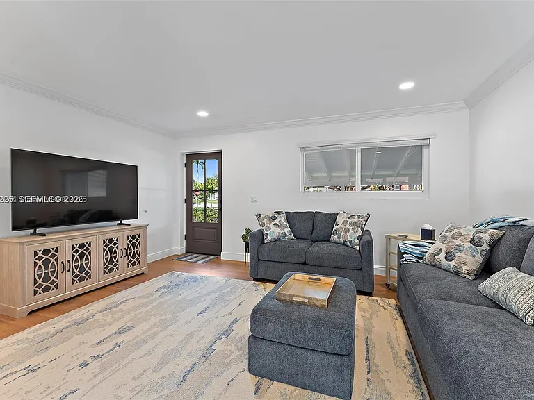324 Tequesta Dr — Photo 8