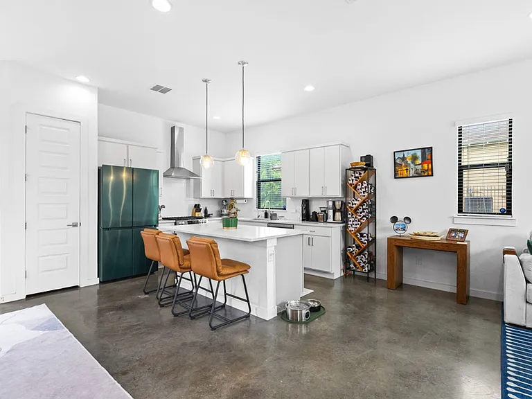 918 N Olive St — Photo 3