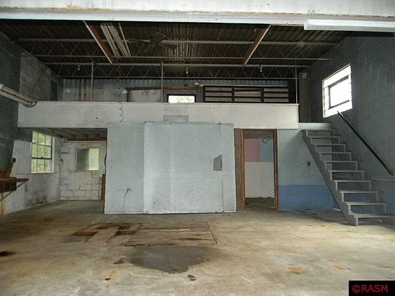5th image of 926 N Valley St