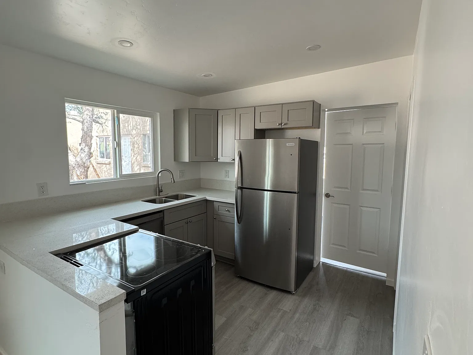 3 bed, 850 sqft, $1,950 — Photo 3