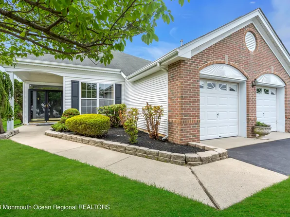 5 Dawnwinds Court, Lakewood, NJ 08701