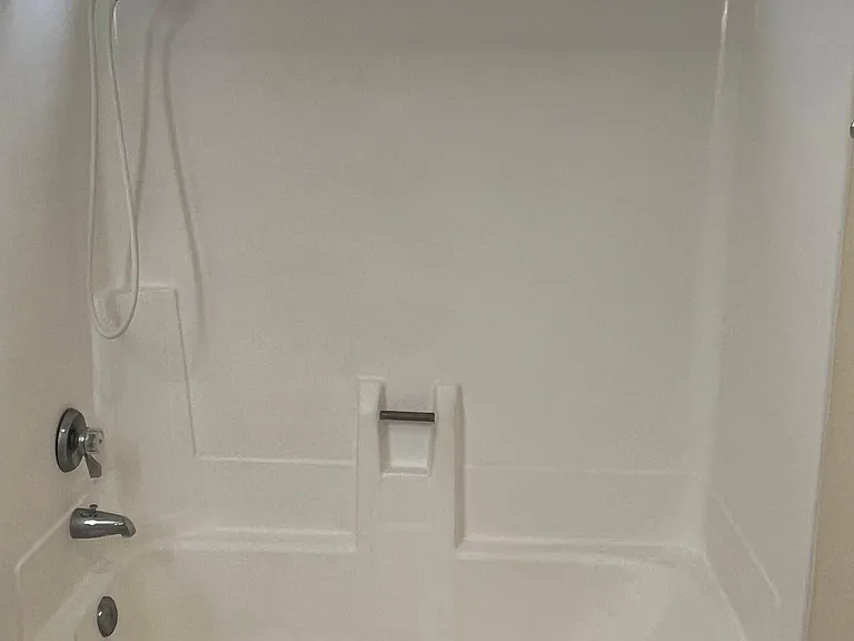 Shower/bathtub with rain head