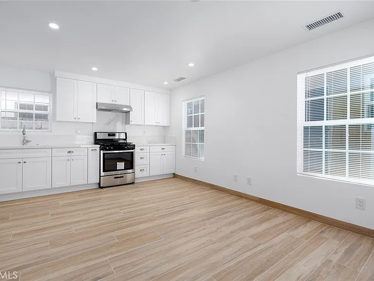 221 S Ross St — Photo 3