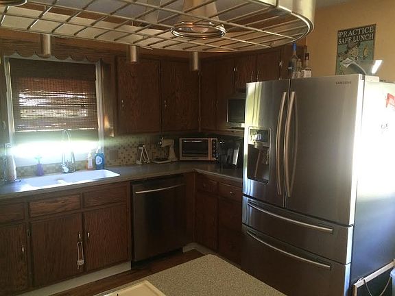 Kitchen (appliances stay)