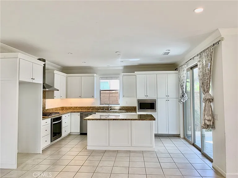 112 Breakwater — Photo 3