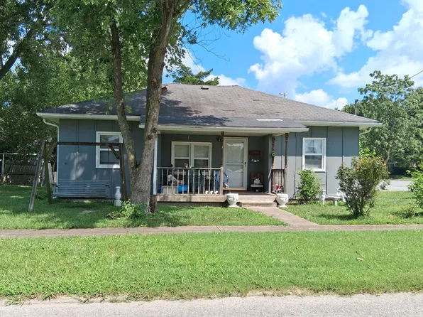 216 N Commercial St, Benton, IL 62812