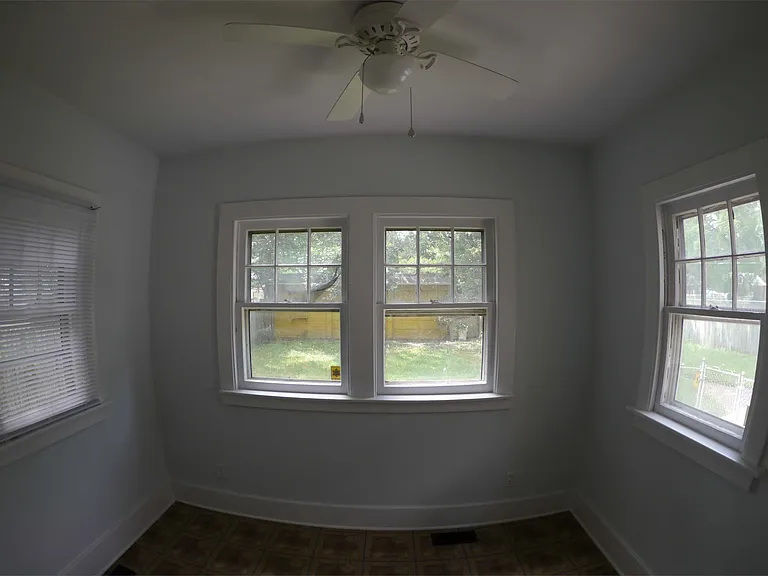 915 Woodstock Ave — Photo 7