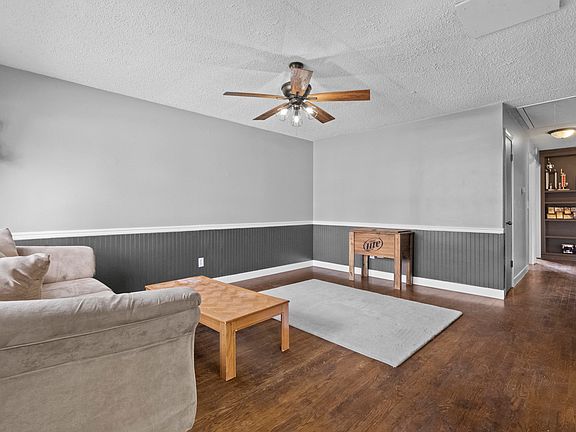 3rd image of 220 Bridgewood Dr
