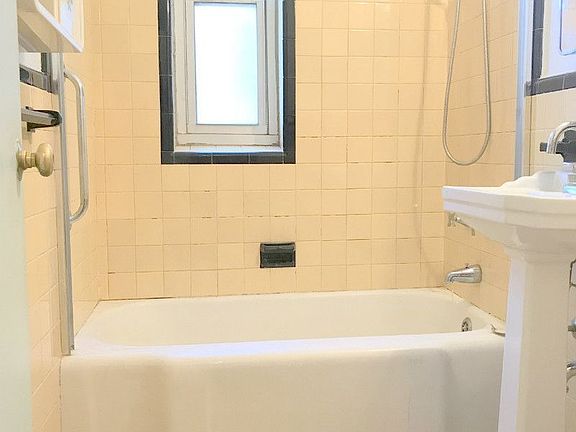 4th image of 530 Grand St APT E8b