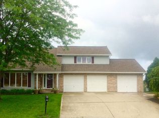 1205 Almond Dr, Wapakoneta, OH 45895