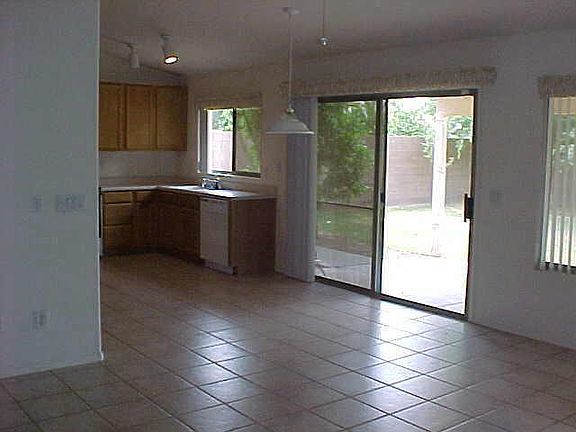 4th image of 1129 E Raven Drive