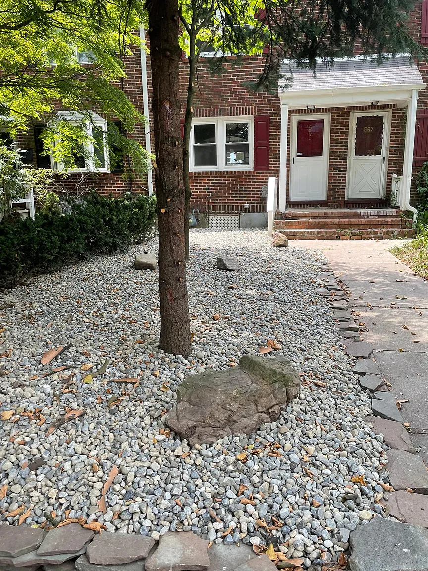 565 Main St photo 1