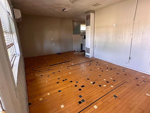 3rd image of 921 S Wilhelm Ave