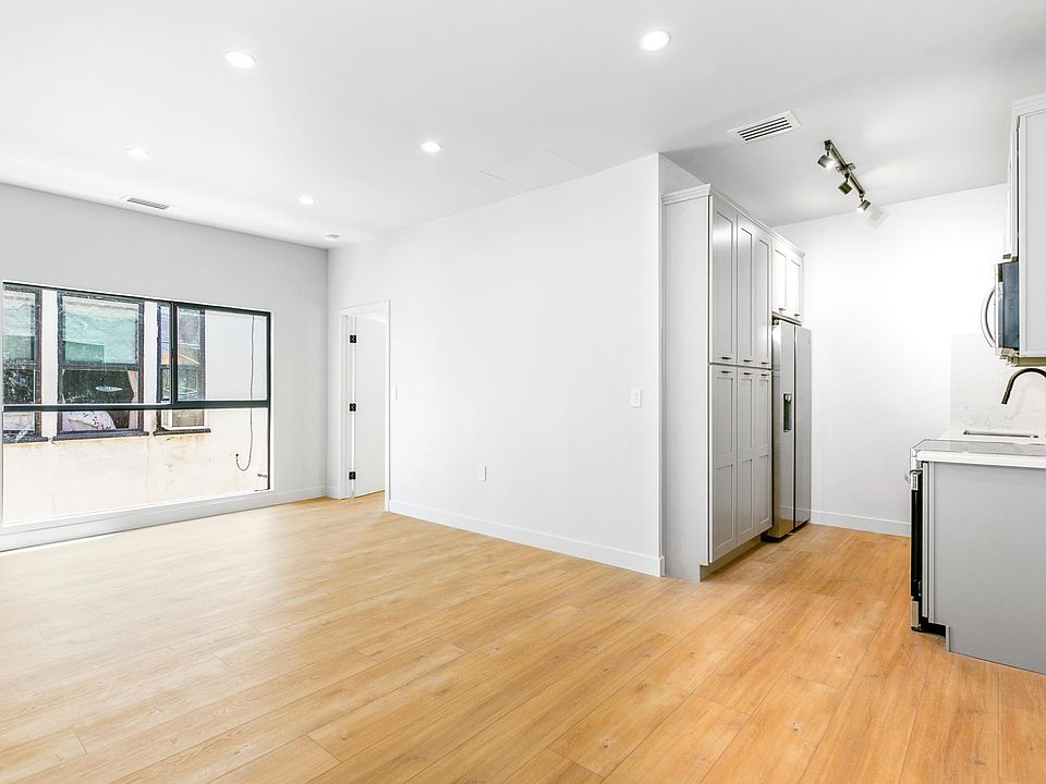 1st image of 7223 Willoughby Ave #210