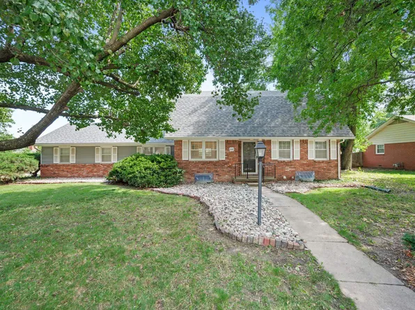 8327 E Willowbrook Rd, Wichita, KS 67207
