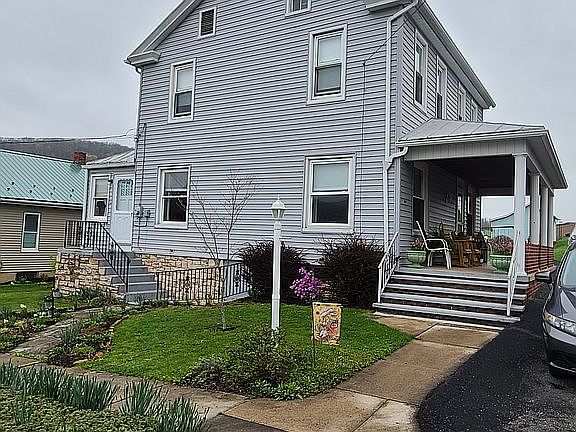 3rd image of 301 Greenwood St
