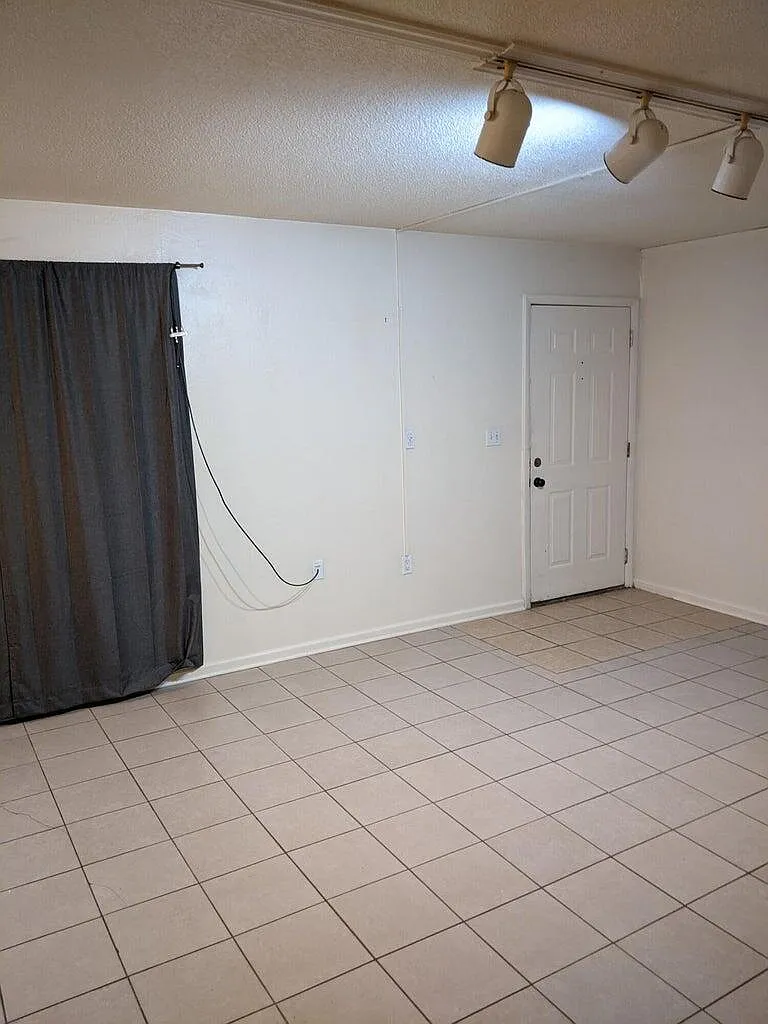 2 bed, 1.0 bath, 829 sqft, $900 — Photo 2