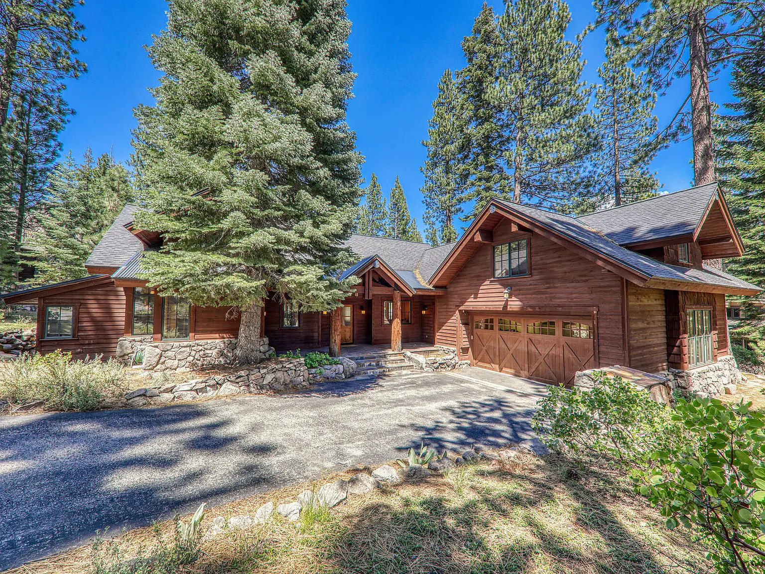 4 bed, 3.5 bath, 3370 sqft, $10,000 — Photo 2