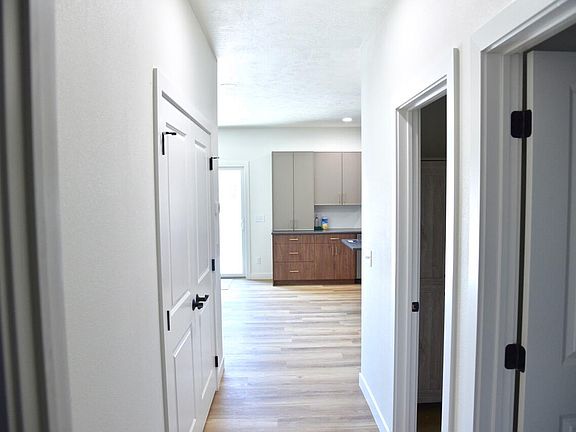 3rd image of 1905 Iona St