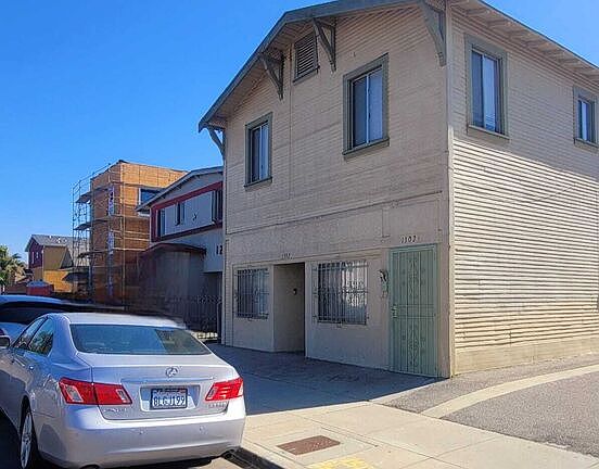 5th image of 1302 W 35th Pl