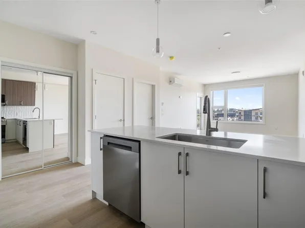 777 Station Ave #609, Langford, BC V9B 2S1