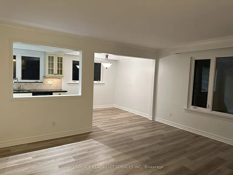 570 Wingrove Cres — Photo 3