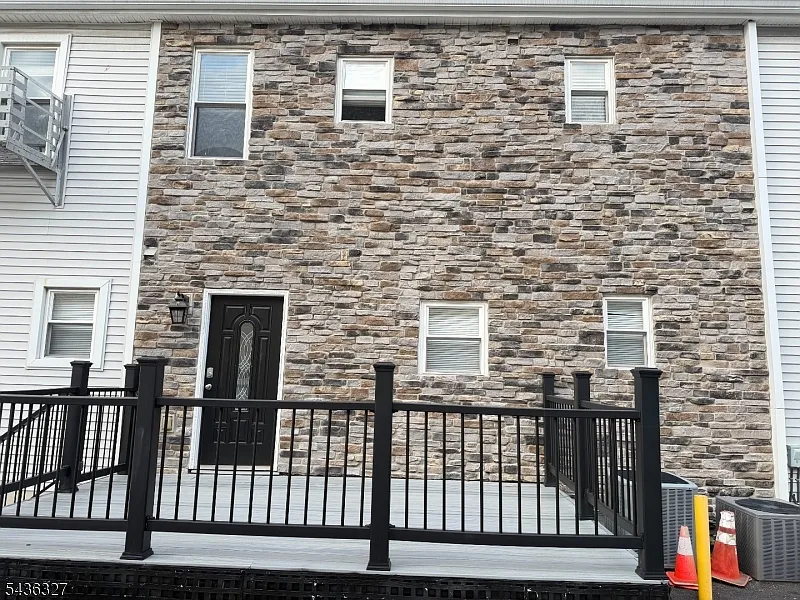 2 bed, 1.0 bath, $2,700 — Photo 3