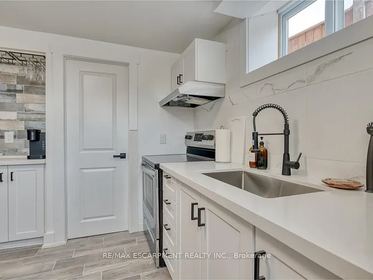 239 Cloverdale Ave E #LOWER — Photo 13