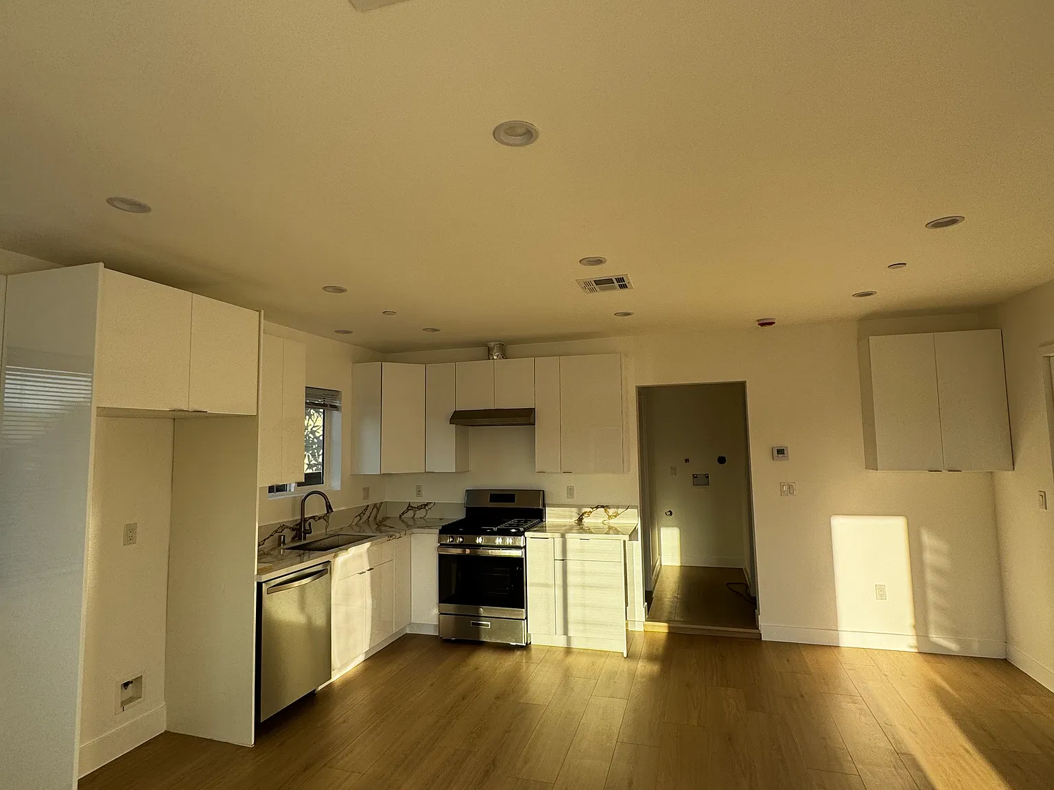 1 bed, 550 sqft, $2,150 — Photo 3