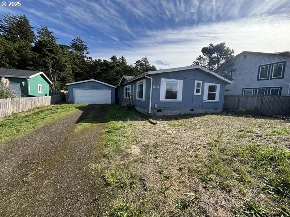 1209 NW Bayshore Dr, Waldport, OR 97394