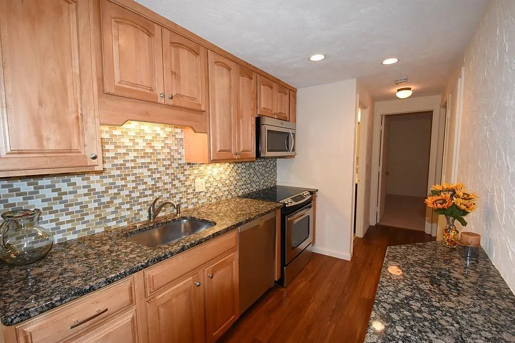 2 bed, 802 sqft, $1,950 — Photo 1