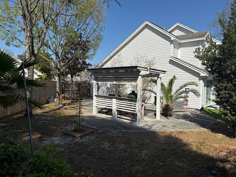 422 Canterbury Ct NW — Photo 32
