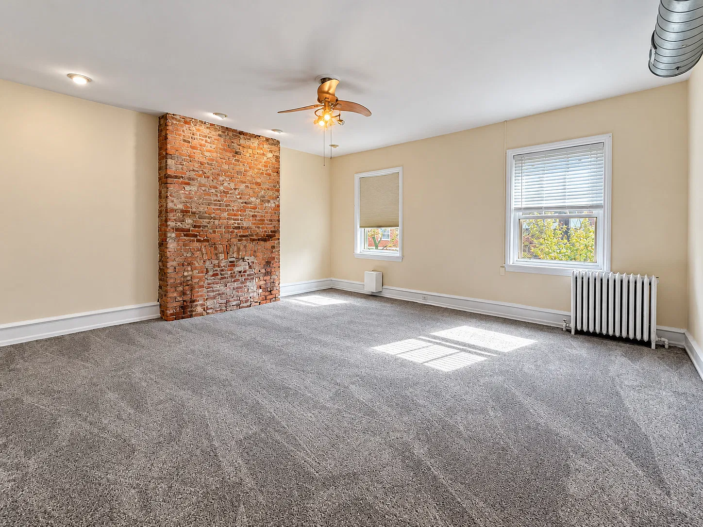 Spacious 3-Bedroom Bi-Level Apartment in Prime Society Hill Location — Photo 3