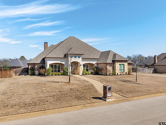 4th image of 220 Essex Dr