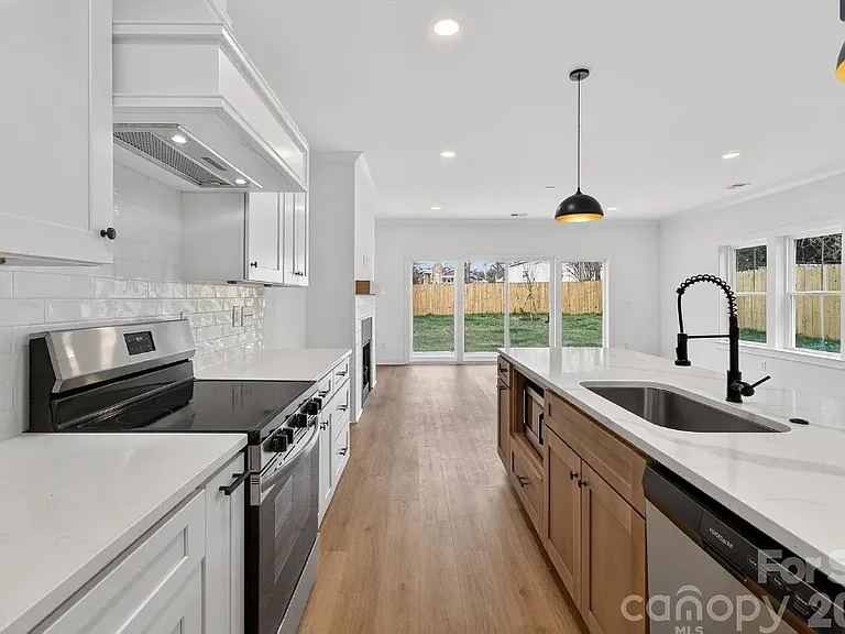 212 Lander St — Photo 4