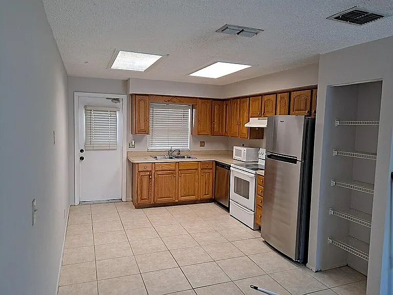 1st image of 725 9th St APT B