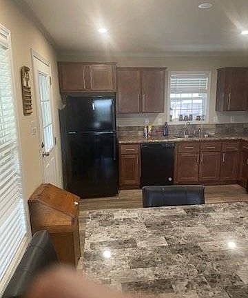 4th image of 525 Larkin Rd
