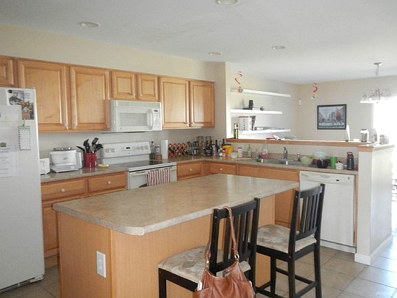 Large kitchen w island
