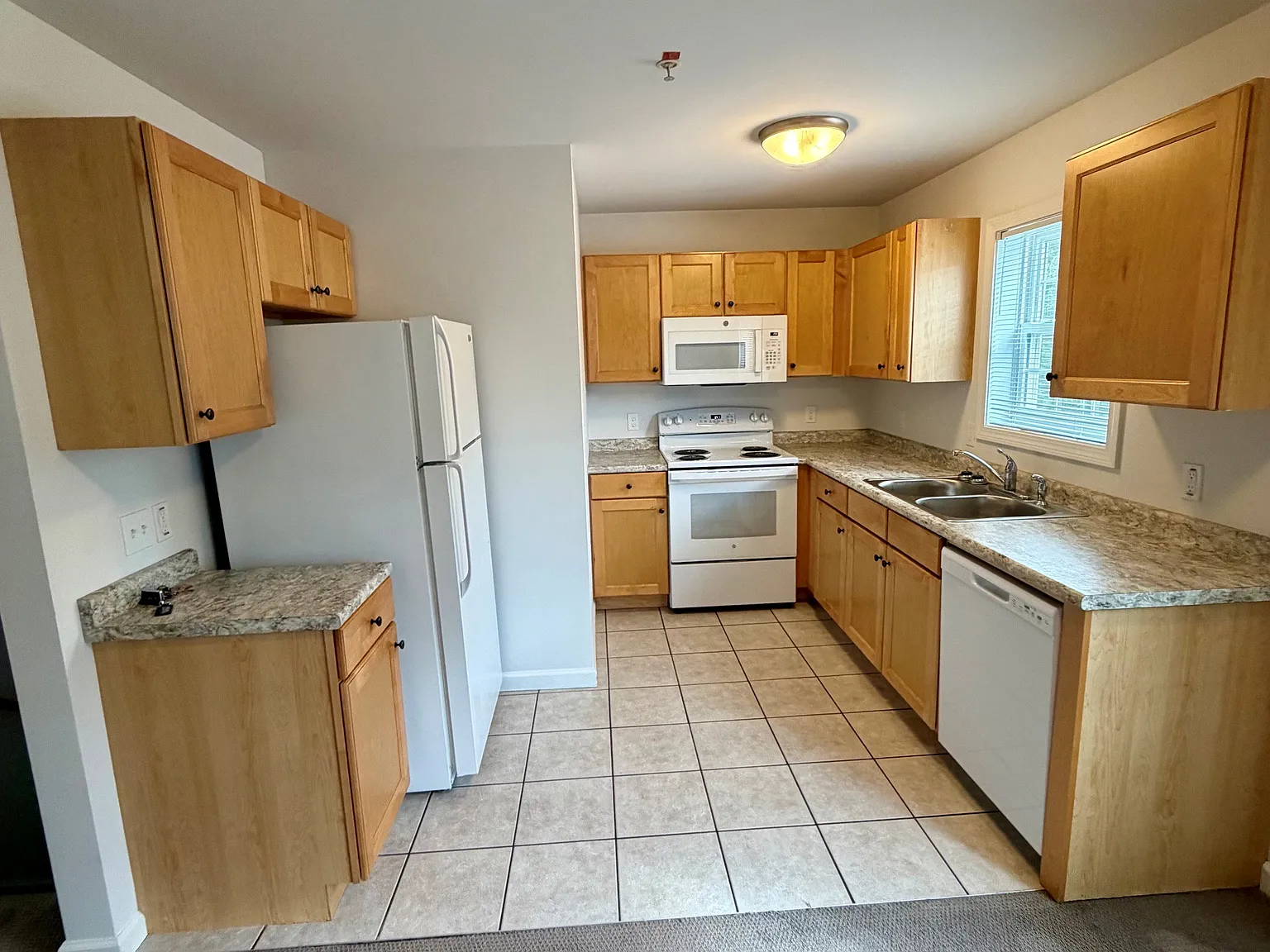 2 bed, 1.5 bath, 1275 sqft, $2,300 — Photo 2