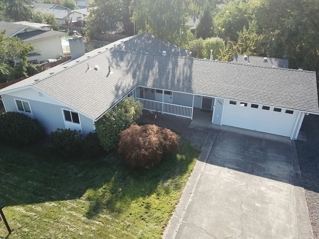945 Crest Dr photo 1