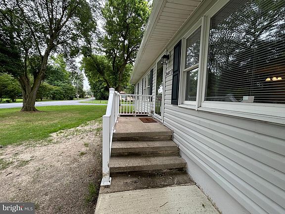 3rd image of 36697 W Club House Rd