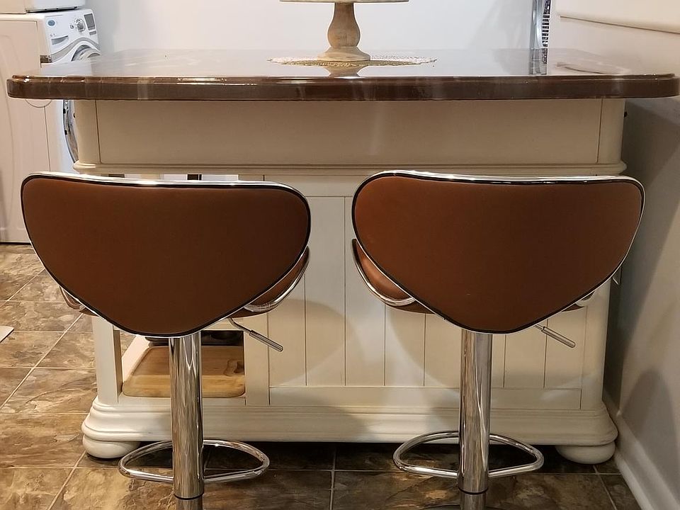 TV in eat-in kitchen, washer & dryer