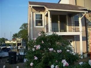 924 Beach Rd, Lakewood, OH 44107