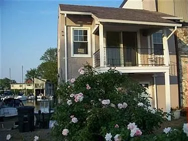 924 Beach Rd photo 1