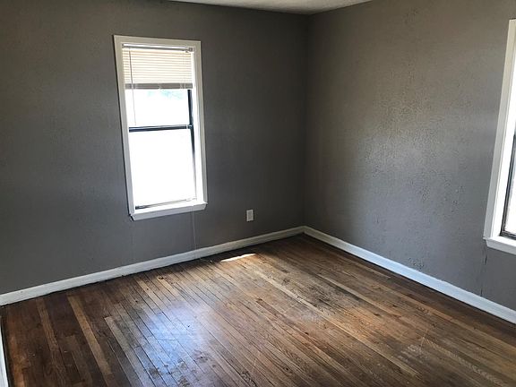 3rd image of 112 N Avenue V