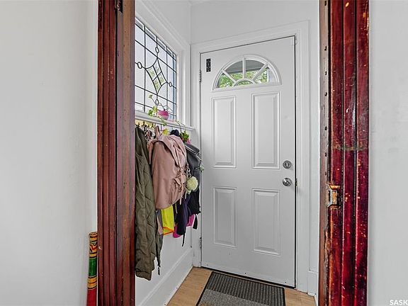 2nd image of 416 Taylor STREET W