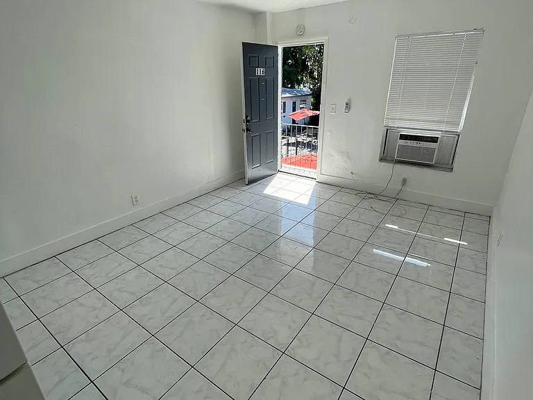 1843 Dewey St #116 — Photo 3