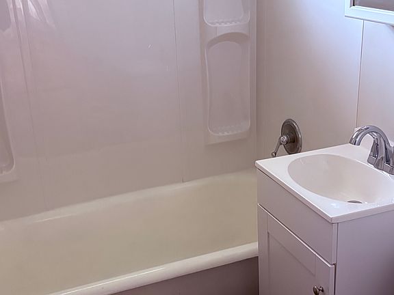 4th image of 2058 Auburn Ave #1