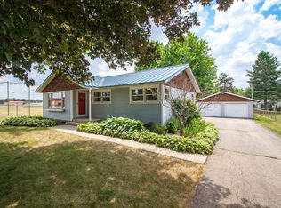 211 Fairview Dr, Walworth, WI 53184